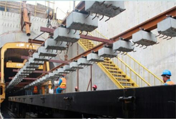 西安(ān)地鐵二(er)号線鋪(pù)軌所用(yòng)公司混(hùn)凝土軌(gui)枕産品(pǐn)