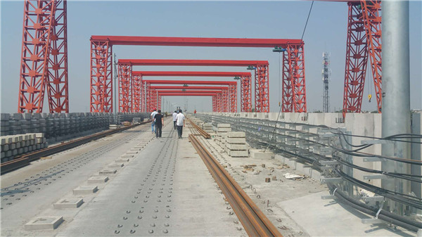 2025年12月西(xī)安北至(zhì)機場城(cheng)際鐵路(lù)鋪設軌(guǐ)枕現場(chǎng)