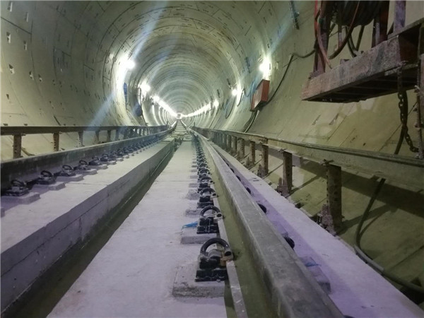 西(xi)安地鐵(tie)4号線地(di)下隧道(dao)鋪軌使(shi)用的公(gōng)司軌枕(zhěn)